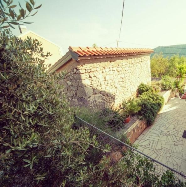 Apartman Sous Les Rochers Grižane Екстериор снимка